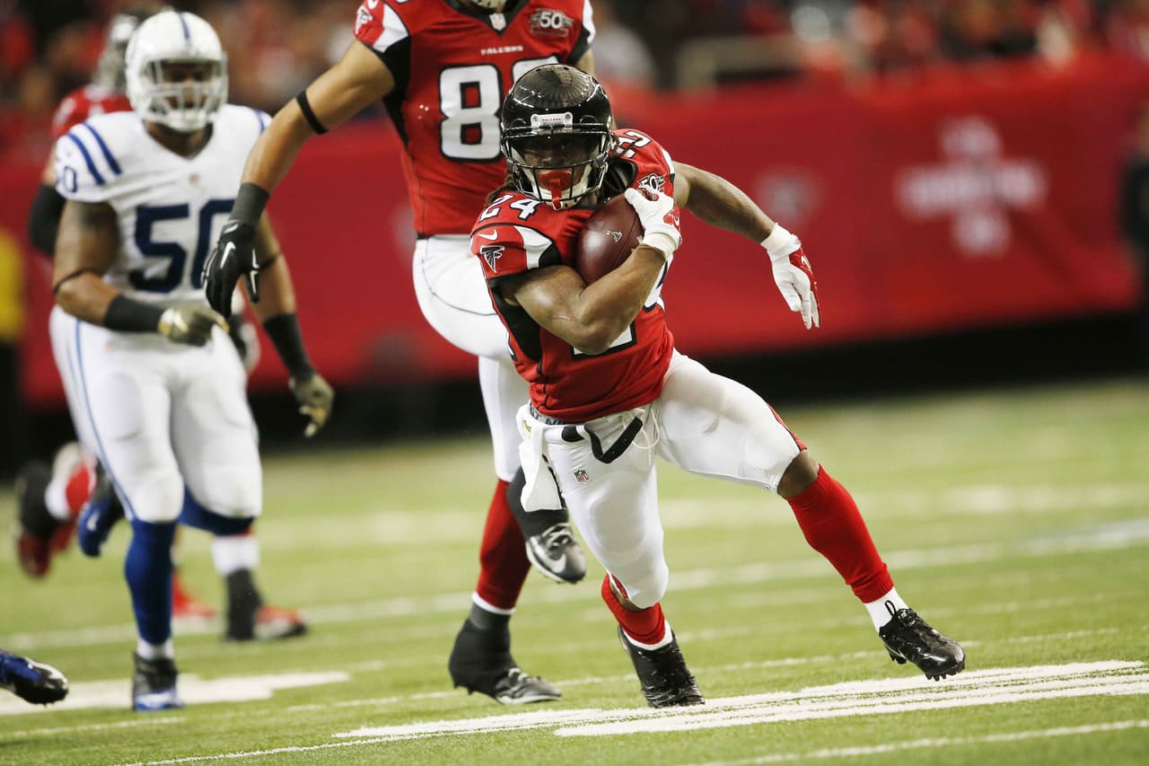Devonta Freeman salió en el primer cuarto contra los Colts debido a una conmoción cerebral