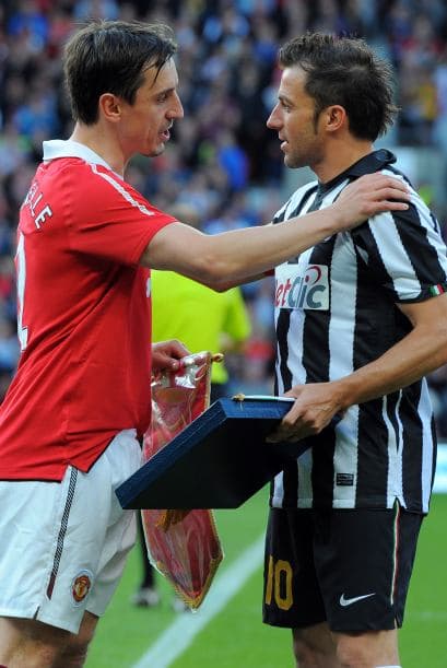 El rival fue la Juventus y Alessandro del Piero también le entregó un reconocimiento.