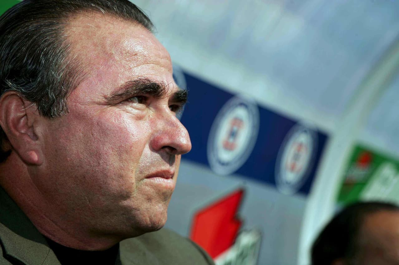 José Luis Zaldívar permaneció un mes en el banquillo cementero en ese mismo 2004. Fueron siete partidos: dos triunfos, tres empates y dos derrotas.