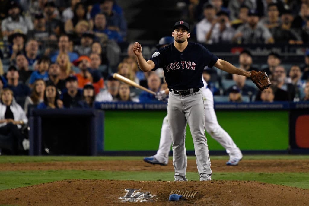 El lanzador de los Red Sox, Nathan Eovaldi (centro), logró mantener a distancia la ofensiva de los Dodgers en el inning 12 luego del trabajo realizado por Ryan Brazier en el inning 11.