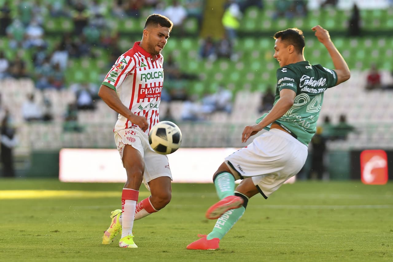 Con hat trick de Víctor Dávila, león golea a necaxa 3-0 y aseguran su lugar en la fiesta grande del futbol mexicano.