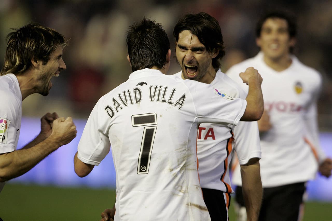 Ayala estuvo siete años en el club, donde se coronó dos veces campeón de la Liga de España y guió a los nuevos talentos que emergieron en el equipo. Siempre se destacó por su liderazgo en la cancha.