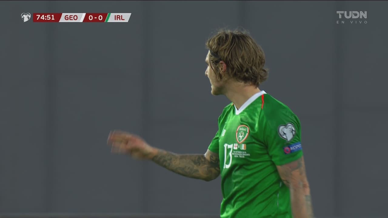 ¡No lo piensa dos veces! Hendrick no logra mandar la pelota a la red