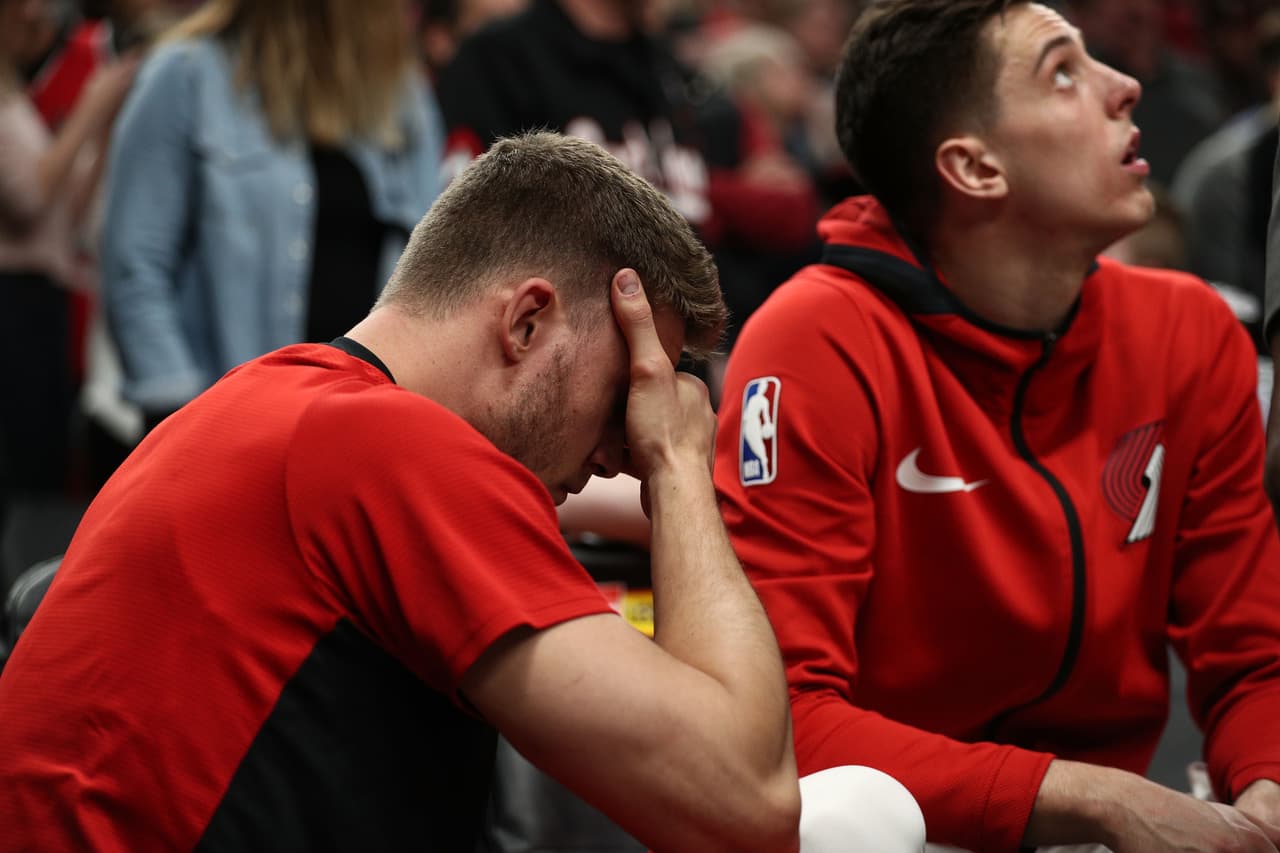 En la noche del lunes, en el triunfo de los Portland Trail Blazer ante Brooklyn Nets, el pívot Jusuf Nurkic tuvo que dejar la duela en camilla después de sufrir una impresionante lesión en su pierna izquierda. El jugador bosnio se fracturó la tibia y el peroné, dejando a todos los presentes en el Moda Center impactados.