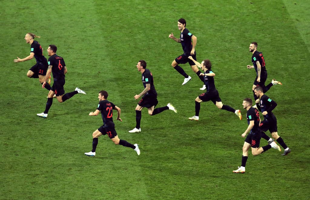 La fiesta en casa ajena se prendió de inmediato entre los jugadores de Croacia en la cancha de Sochi.