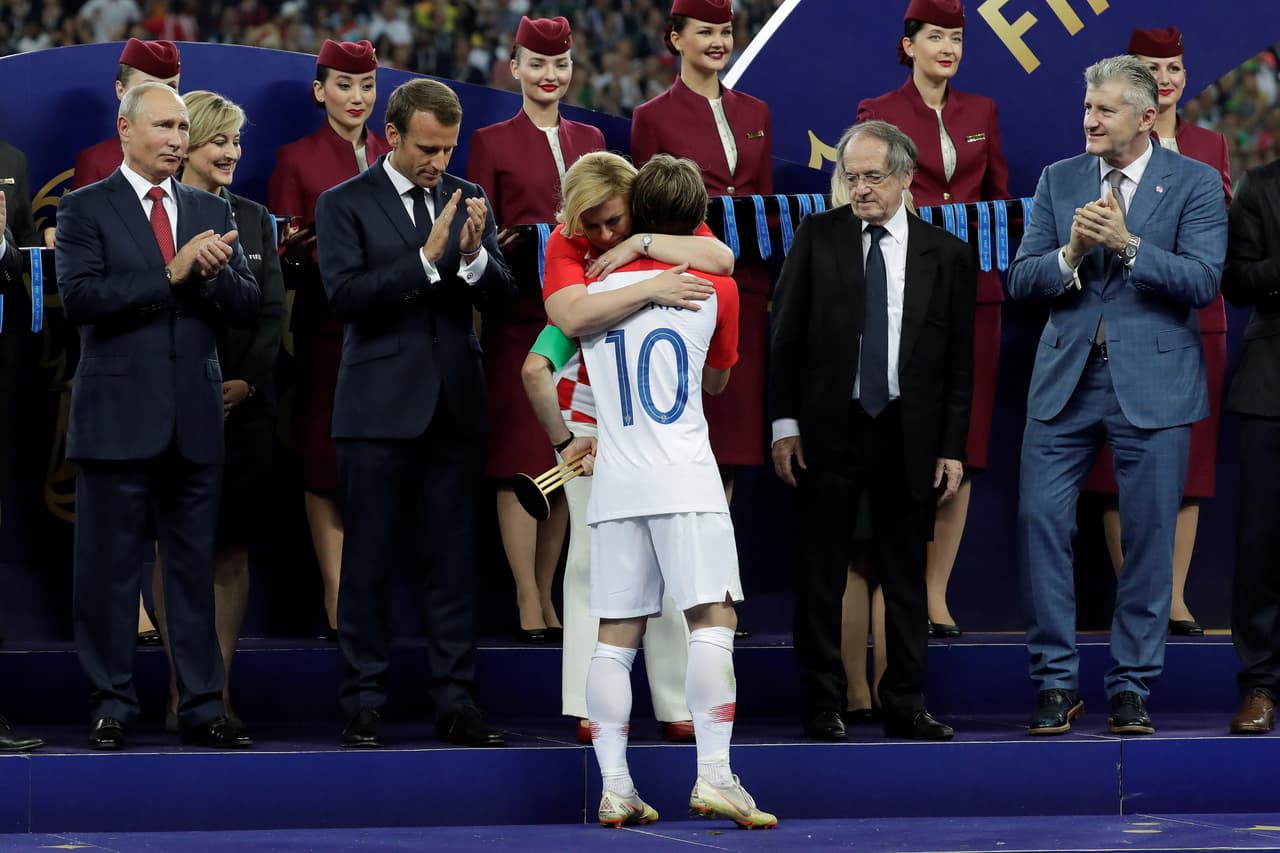 Precisamente Grabar-Kitarovic protagonizó una de las escenas más emotivas de la final al abrazar efusivamente a los jugadores de la selección croata. En la imagen, la presidenta consuela al capitán Luka Modric.