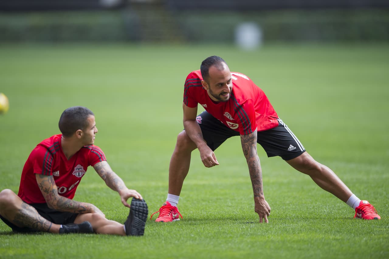 Después del 2-1 en el BMO Field, Toronto F.C. llegó hace unos días a suelo tapatío para preparar el juego de vuelta de la final de la Concacaf Liga de Campeones. Este martes, los dirigidos por Greg Vanney –pero comandados en el campo por Sebastian Giovinco y Michael Bradley– reconocieron el campo del estadio Akron.