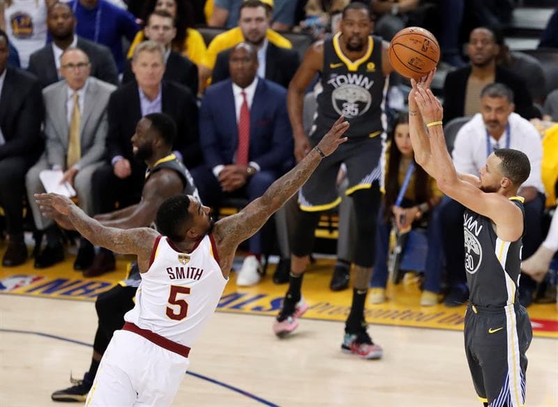 Fue en la segunda mitad cuando Stephen Curry terminó de clavarle el cuchillo en el pecho a los Cavaliers, al guiar a su equipo a una victoria holgada y que los deja a media ruta del campeonato.