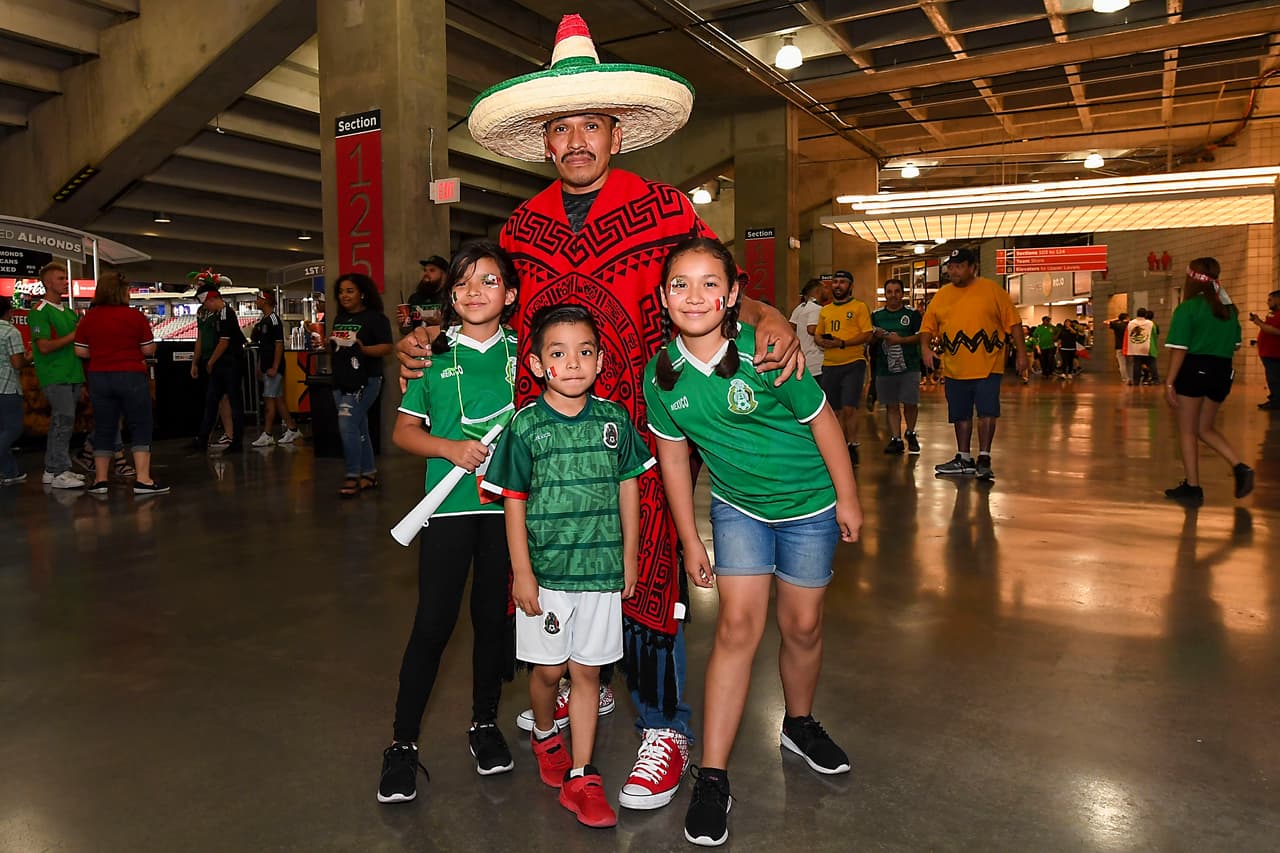 Los aficionados a la Selección Mexicana en Estados Unidos se distinguen por su lealtad, su pasión y su creatividad para mostrar su cariño al Tri. Estos son algunos de los que consideramos verdaderos aficionados, esos que contagian con su entusiasmo y ganas de apoyar. Nuestro reconocimiento para todos ellos.