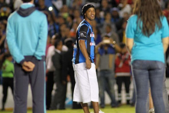 Al medio tiempo del duelo entre Querétaro y Puebla, Ronaldinho fue presentado a la afición de gallos. El brasileño fue vitoreado a pesar de no jugar.