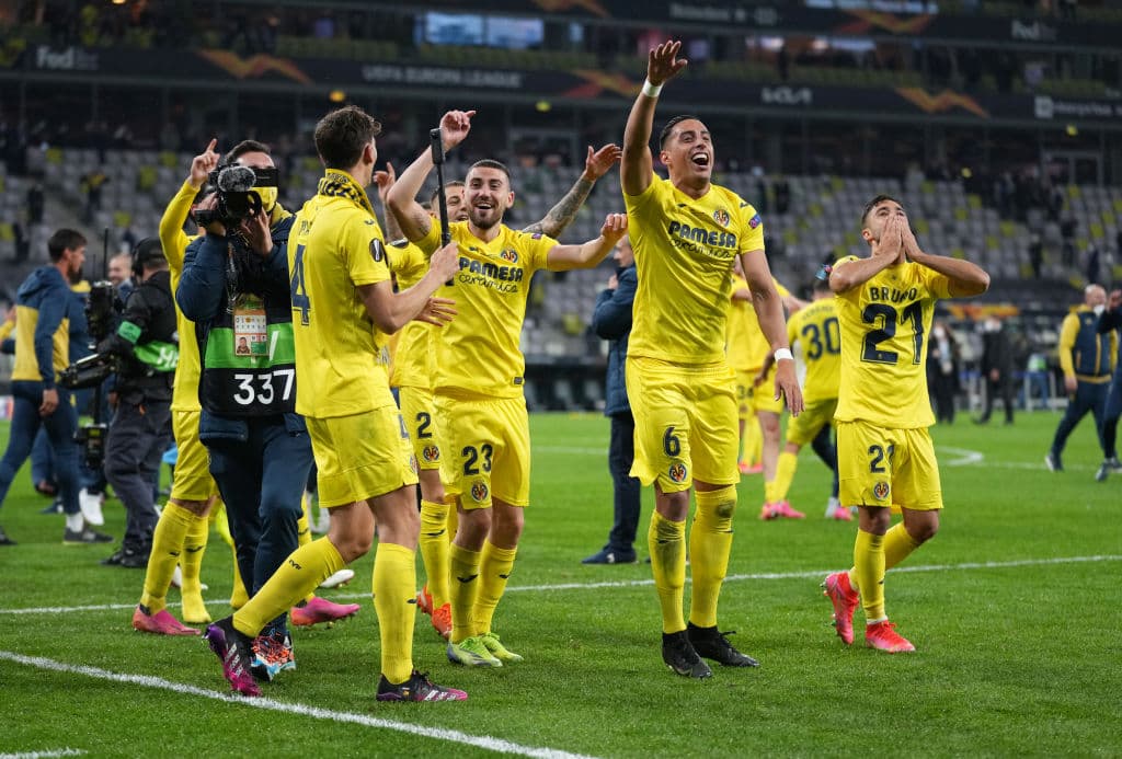 Tras 98 años, Villarreal porfin logra levantar el título de la UEFA Europa League tras vencer 11-10 en la tanda de penaltis al Manchester United.