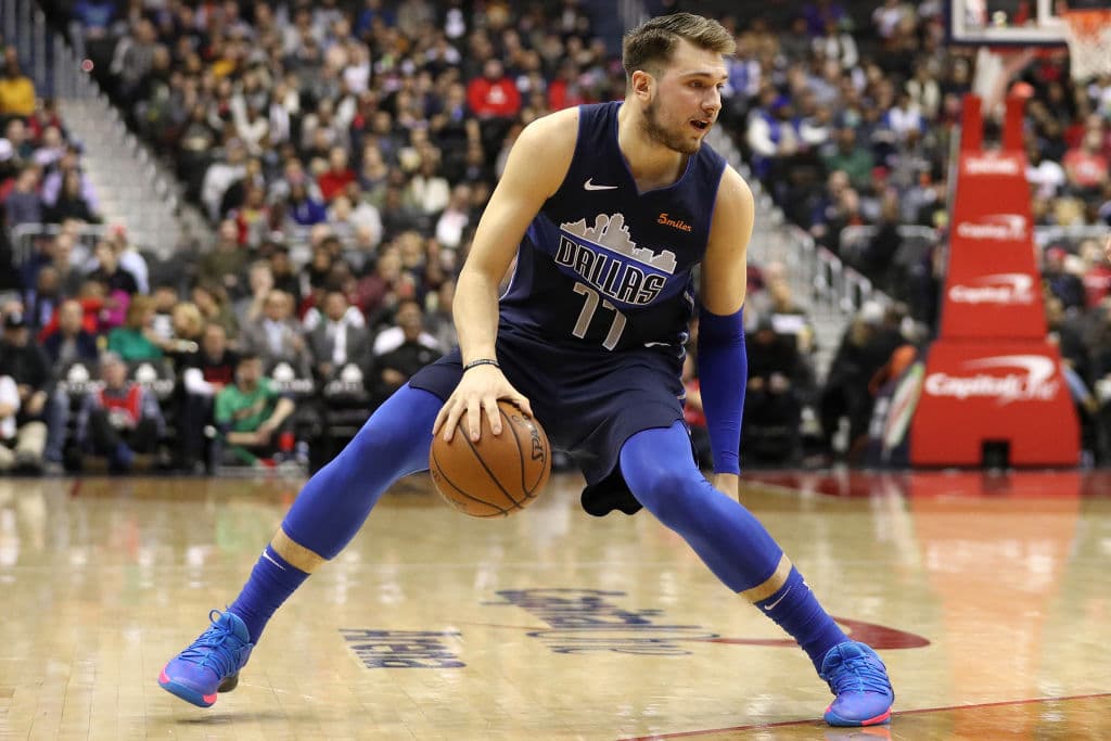 <b>Luka Doncic</b> de los
<b>Dallas Mavericks</b> encabezó este equipo. Doncic y Young se unieron a otras selecciones unánimes al primer equipo durante la última década:
<b>Ben Simmons</b> y
<b> Donovan Mitchell</b> (2018),
<b>Malcolm Brogdon</b> y
<b>Dario Saric</b> (2017),
<b>Karl-Anthony Towns</b> y
<b>Kristaps Porzingis</b> (2016),
<b>Andrew Wiggins</b> (2015),
<b>Michael Carter-Williams</b> (2014),
<b>Damian Lillard</b> (2013),
<b>Kyrie Irving</b> (2012),
<b>Blake Griffin </b>(2011) y
<b>Tyreke Evans</b>,
<b>Brandon Jennings</b> y
<b>Stephen Curry</b> (2010).