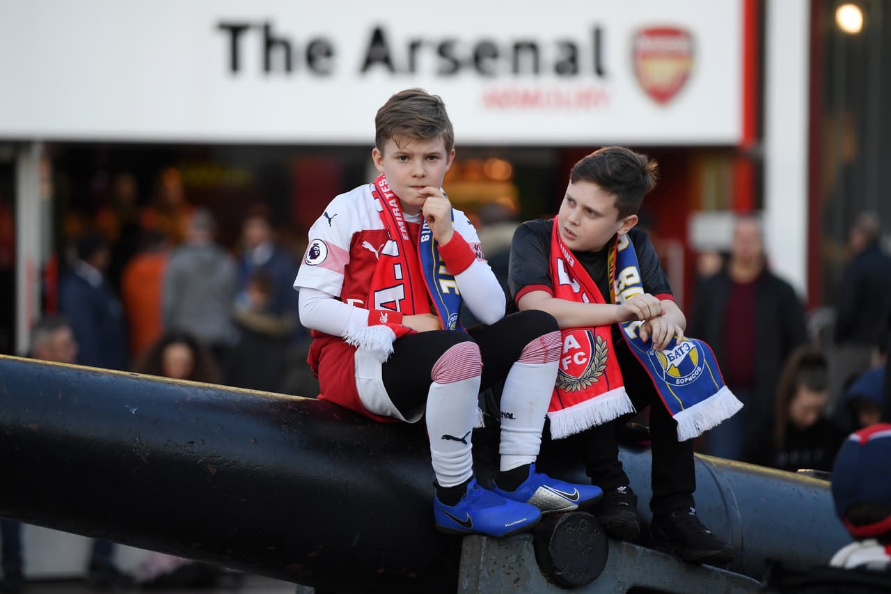 Con la idea de lograr remontar en su casa, miles de aficionados del Arsenal llegaron este jueves hasta el Emirates Stadium para vivir de primera mano la vuelta de los dieciseisavos de final entre su equipo y el BATE Borisov, quien gana la serie por 1-0.