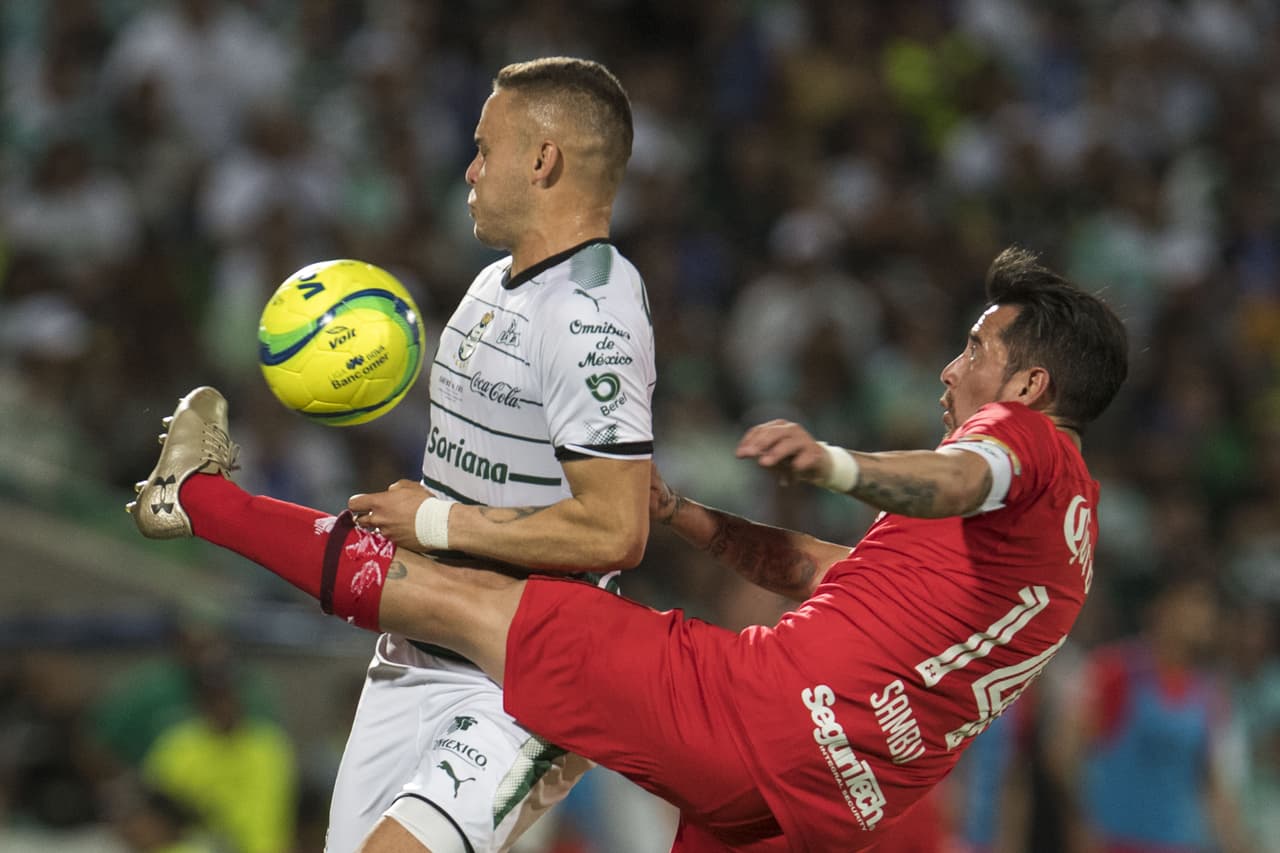 Los visitantes fueron mucho más intensos en la primera parte.