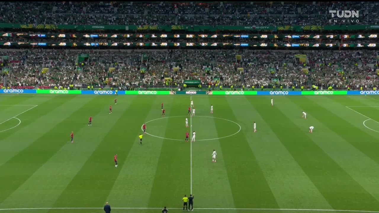 Arranca el partido y la pelota está en juego.