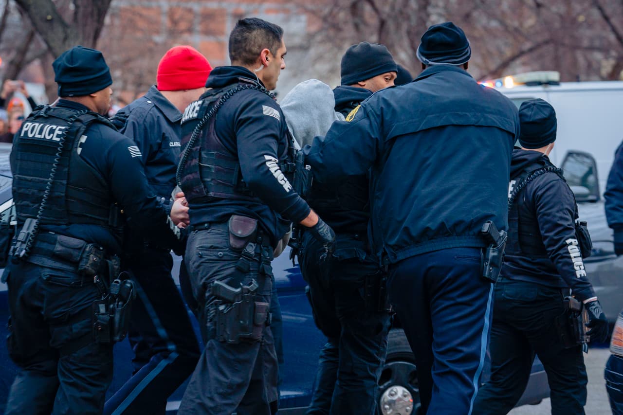 Instantes antes del desfile en Kansas City, Missouri, donde la gente ya espera a los Chiefs, se presentó una persecución que tuvo éxito.