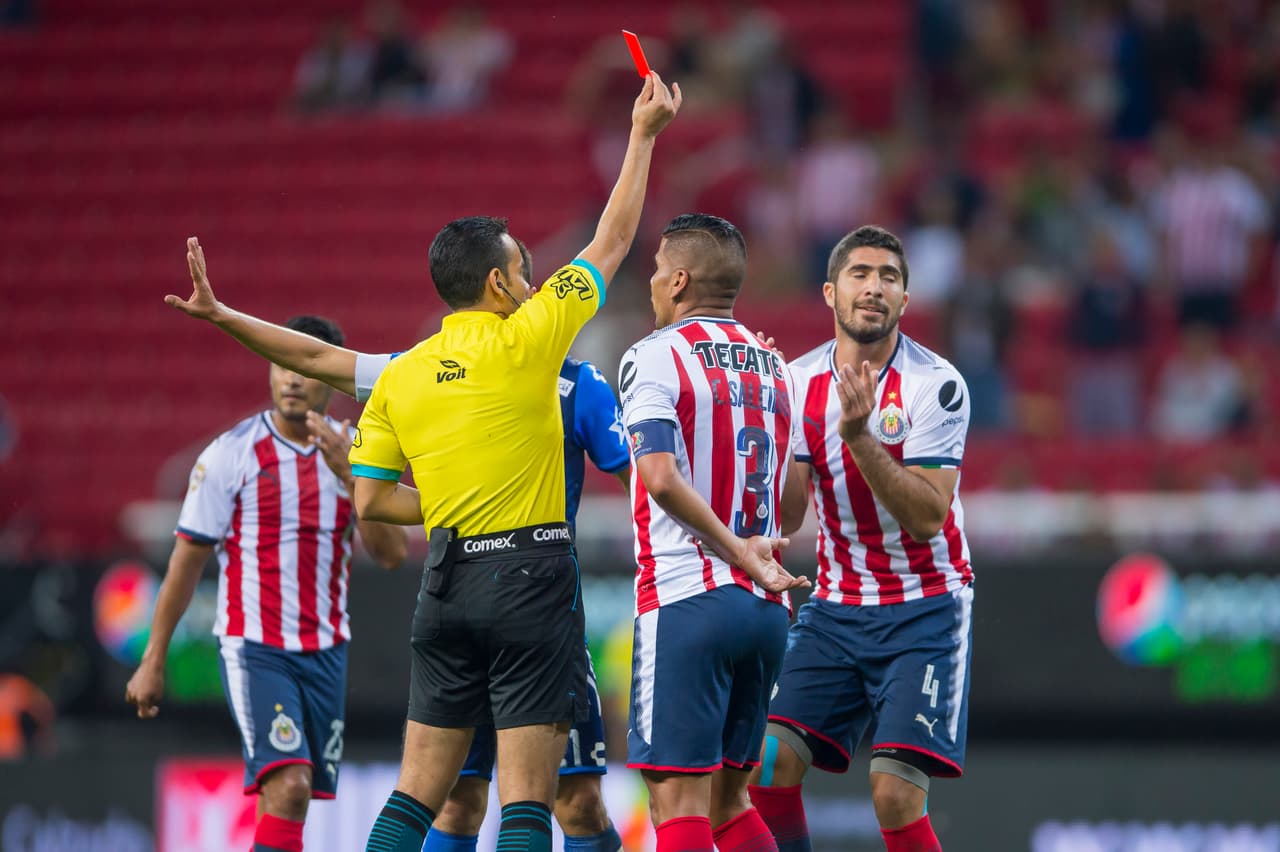 Jair Pereira mientras le enseñan la tarjeta roja en el duelo ante Puebla.