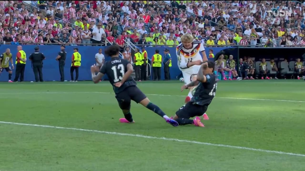¿Era penal? Alemania pide penal por una posible mano de Gómez