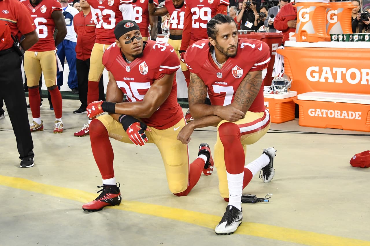 Colin Kaepernick #7 y Eric Reid #35.