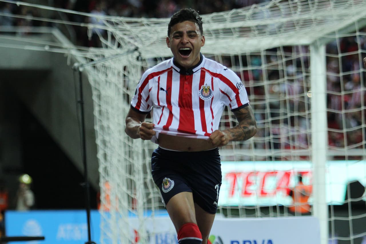 Chivas rompió sequía de tres juegos seguidos sin victoria tras imponerse 3-0 ante Atlas con hat-trick de Alexis Vega.