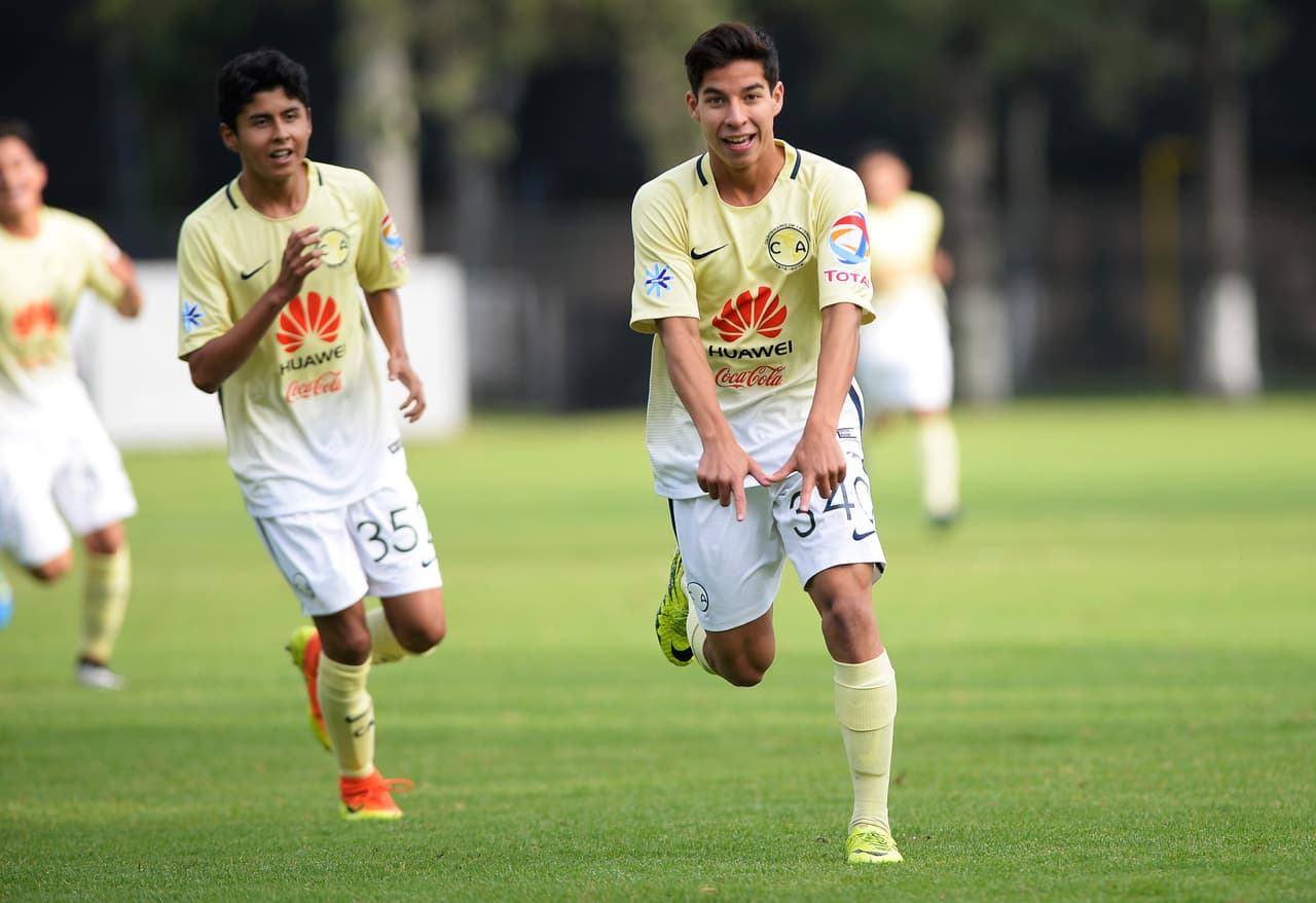 Por si fuera poco, La Volpe como técnico del América también debutó a Diego Lainez en el 2017.