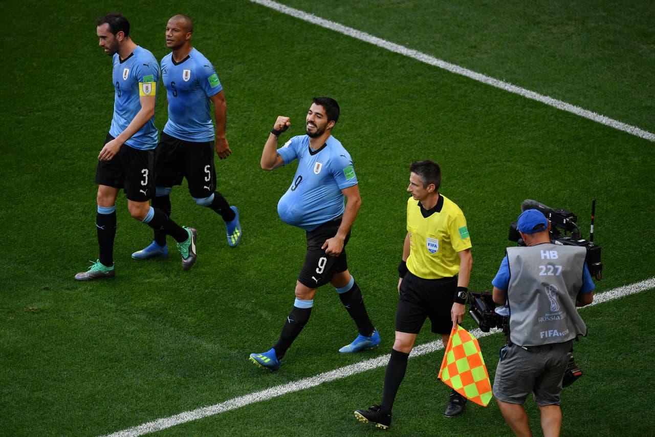 Suárez aprovechó la celebración para contarle al mundo que será padre de su tercer hijo. Es el tercer gol en misma cantidad de Mundiales para el atacante.