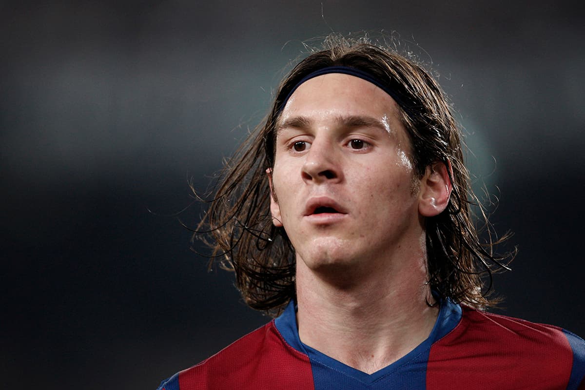 En 2007 Messi con una balaca para contener su cabellera.