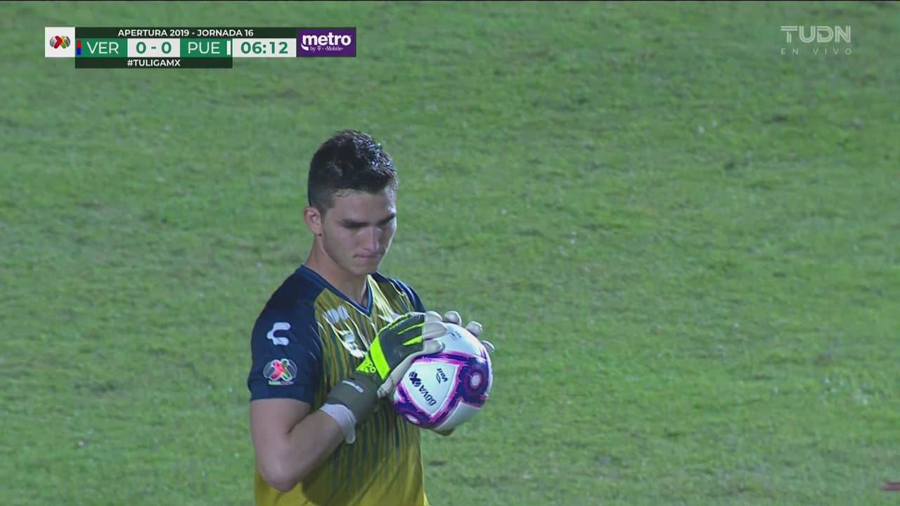 ¡Atento y seguro! Sebastián Jurado evita el gol del Puebla