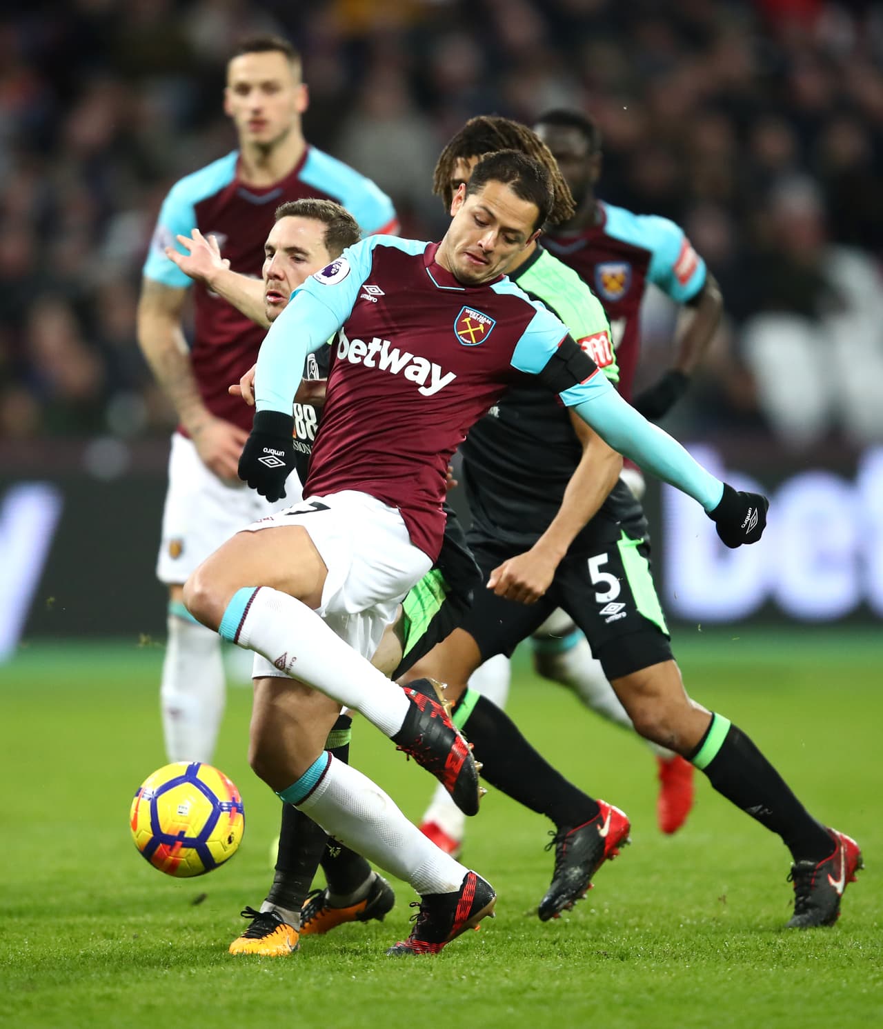 Casi 10 minutos después de haber ingresado por Lanzini y en la reanudación después del gol del Bournemouth, el 'Chicharito' consiguió el empate para los Hammers.