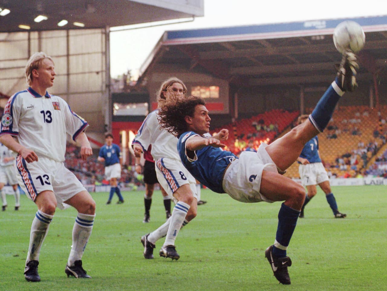 <b>2000, el gol de oro de Francia</b>
<br>La final entre Italia y los ‘bleu’ apuntaba a que los italianos se llevarían la Euro, pues ya ganaban por un tanto, pero un gol de último minuto los llevó a tiempo extra, donde Trezeguet realizó el gol de oro.