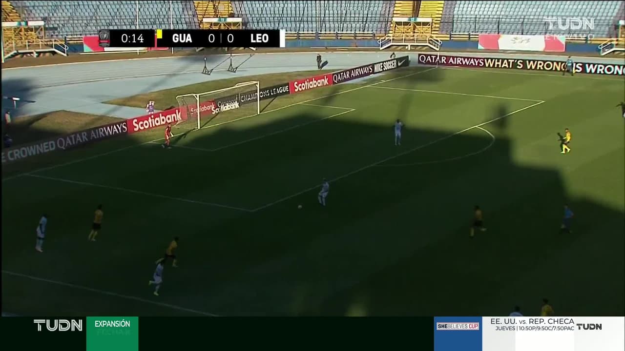 Arranca el partido y la pelota está en juego.