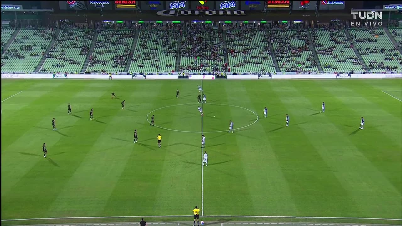 Arranca el partido y la pelota está en juego.