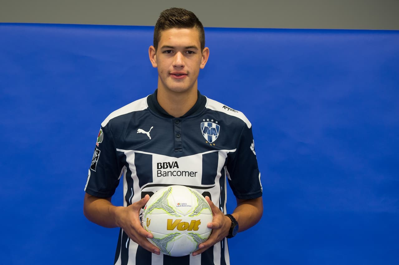 César Montes: De nuevo se mostró sobrio y, pese a su juventud, cumplió una buena labor aunque en el gol se quedó un poco. Calificación: 7.