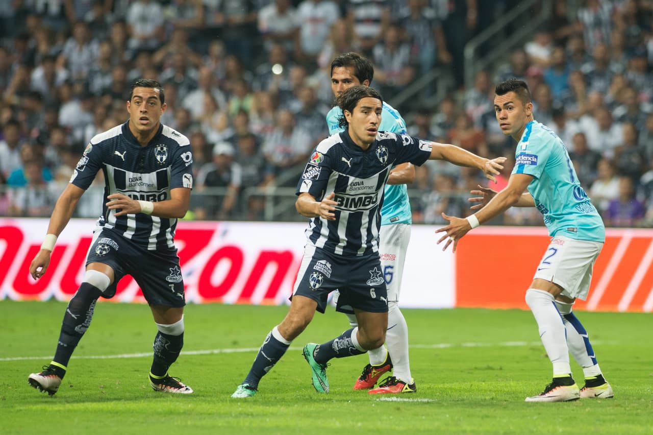 Efraín Juárez: Jugó de manera correcta, tuvo poco trabajo por la banda izquierda y supo controlar a los atacantes por su bando. Calificación: 6.