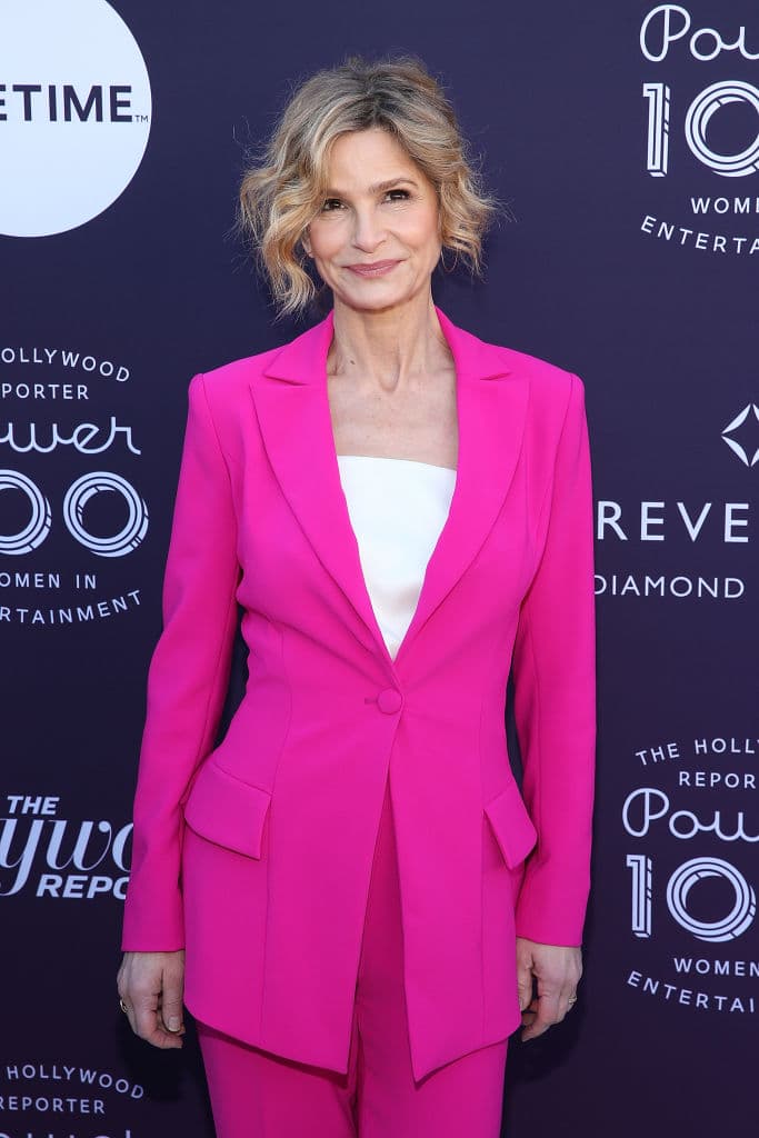 Heart and Souls (1993) - Cuatro personas, dos hombres y dos mujeres, mueren en un accidente de autobús, y sus almas se convierten en los amigos invisibles de un niño que nace en el mismo momento en que ellos mueren.
<br>