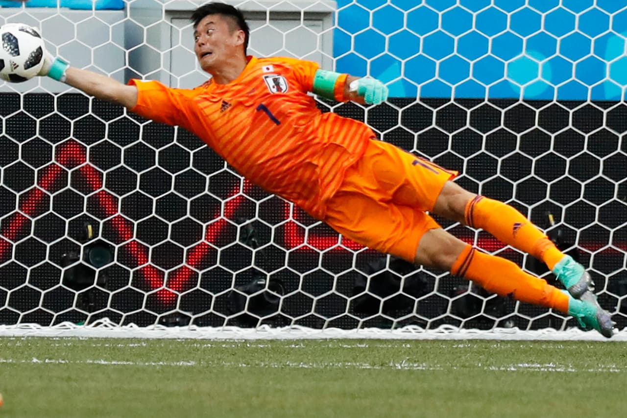 Aquí el portero Eiji Kawashima del Metz de la Ligue 2 de Francia, se estira cuan largo es para desviar este intento de los polacos, quienes de inmediato quisieron asegurar que podían ponerlo nervioso.