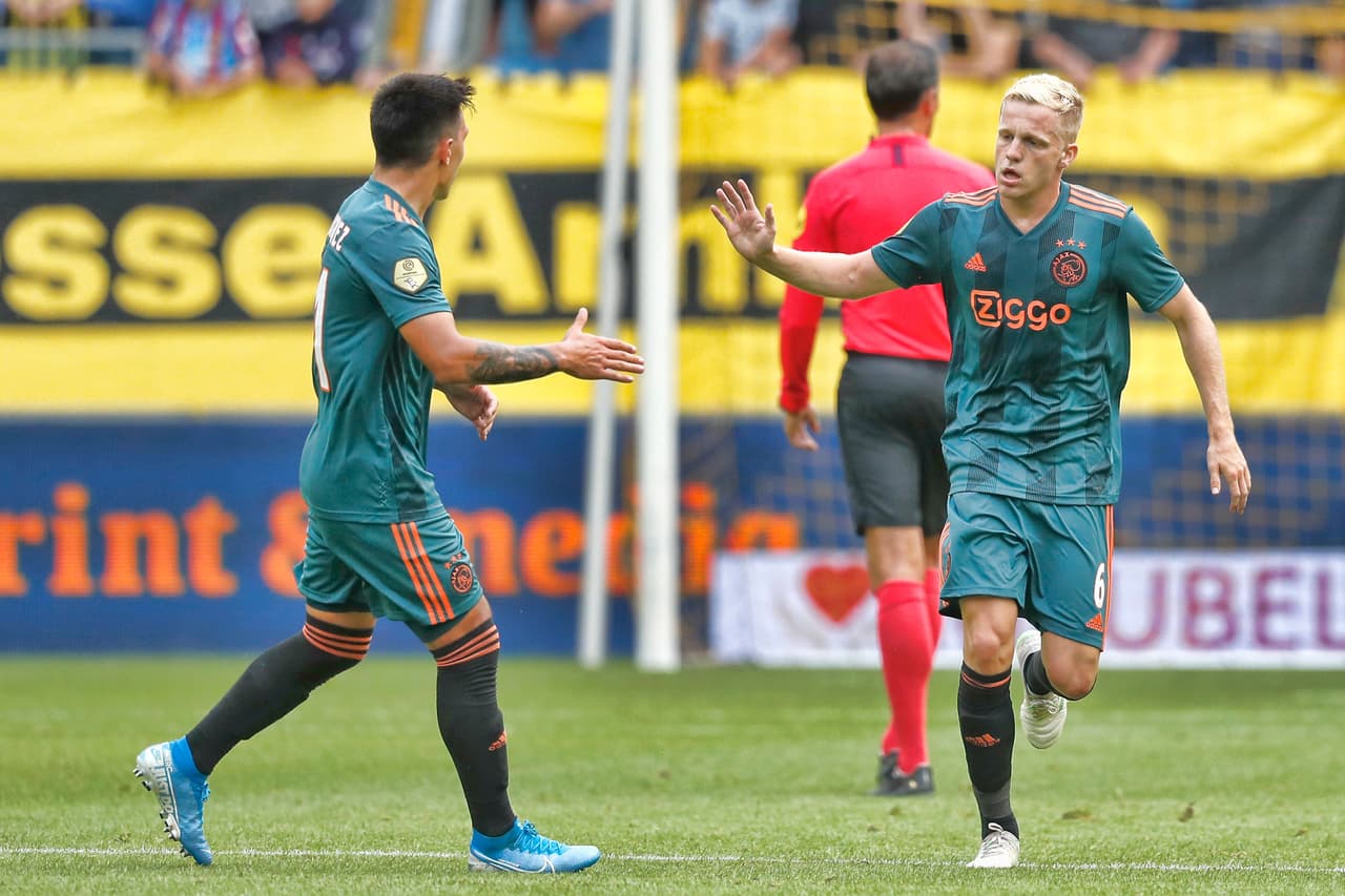 Van de Beek celebra el gol con el que se empataron los cartones 1-1 momentáneamente.
