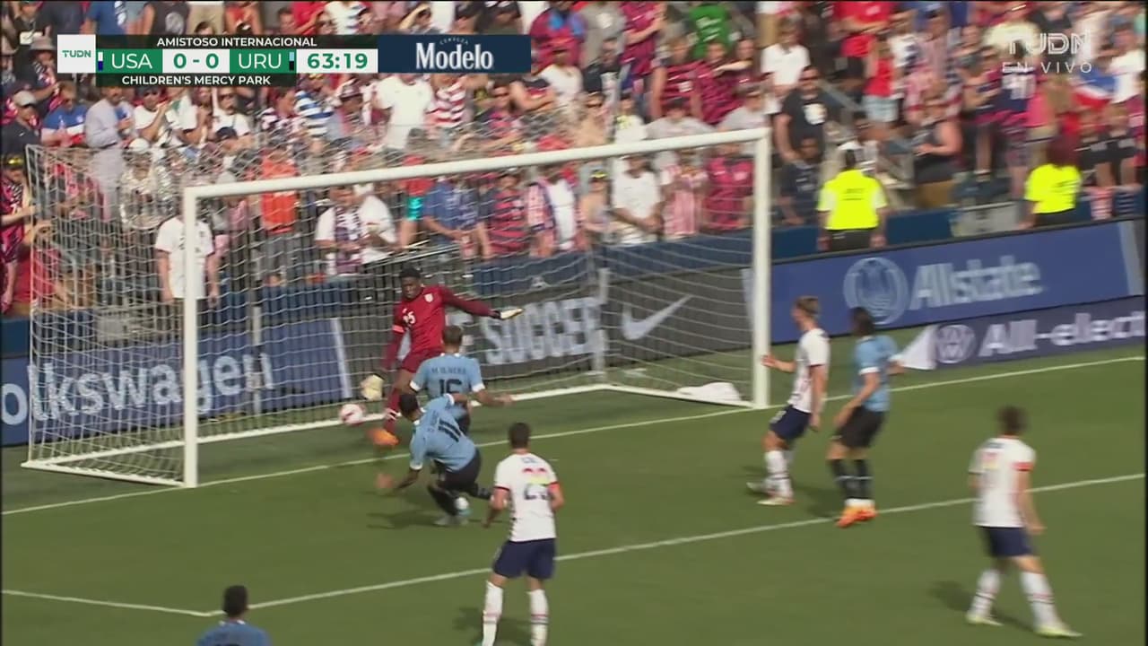 ¡Atajadón de Johnson! El portero de Team USA evita el gol con la rodilla