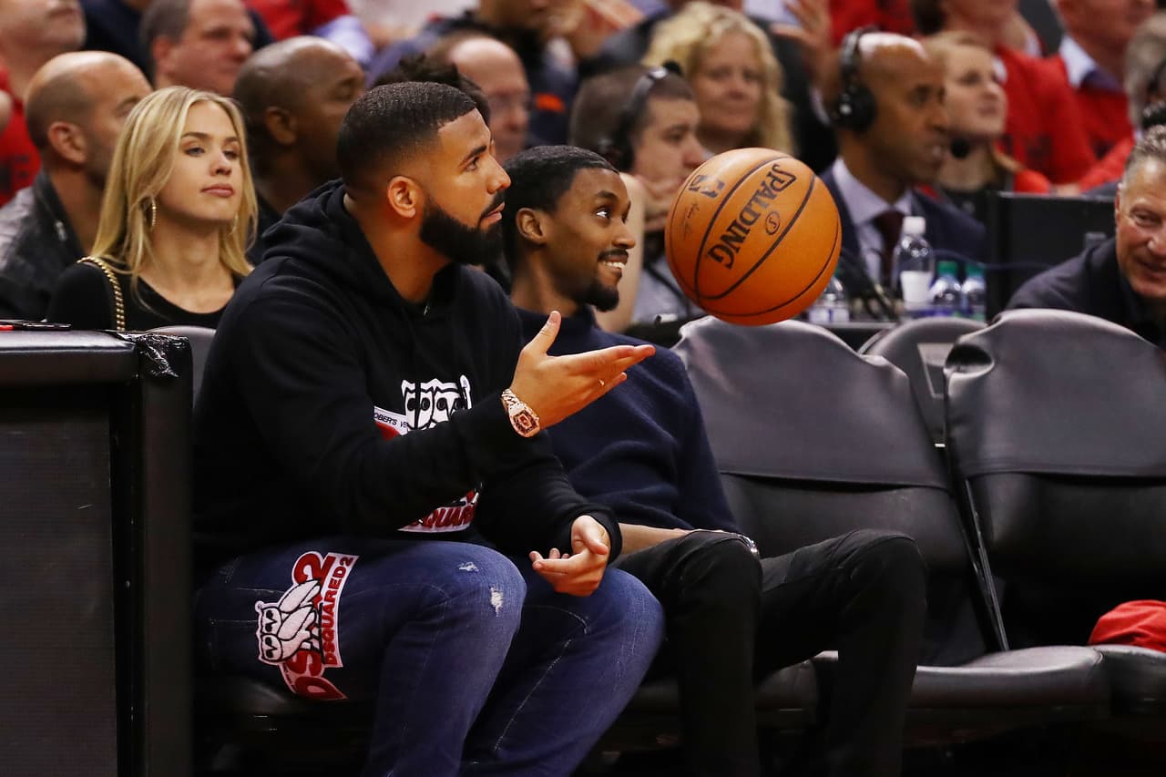 El rapero Drake, ferviente fanático de los Raptors, vivió con mucha pasión el Juego 4 de la Final de la Conferencia Este que dejó la serie igualada por 2-2. Los jugadas de Kyle Lowry, Kawhi Leonard, Serge Ibaka y Marc Gasol llevaron al artista a la emoción en el Scotiabank Arena. La ilusión por darle vuelta al global está más viva que nunca.