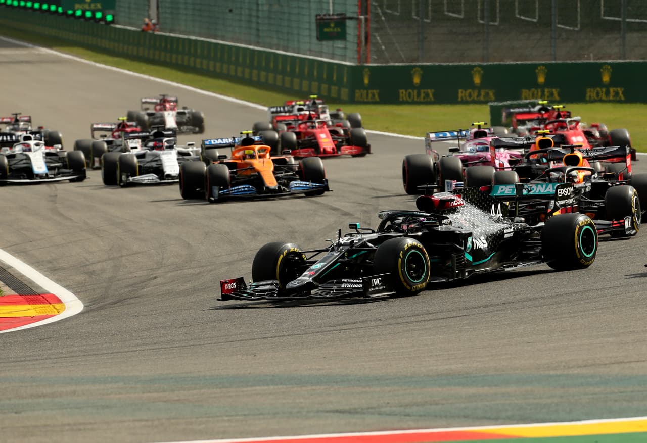 El piloto británico consigue su victoria número 89 en el Gran Premio de Bélgica, mientras Checo se queda con la décima posición.