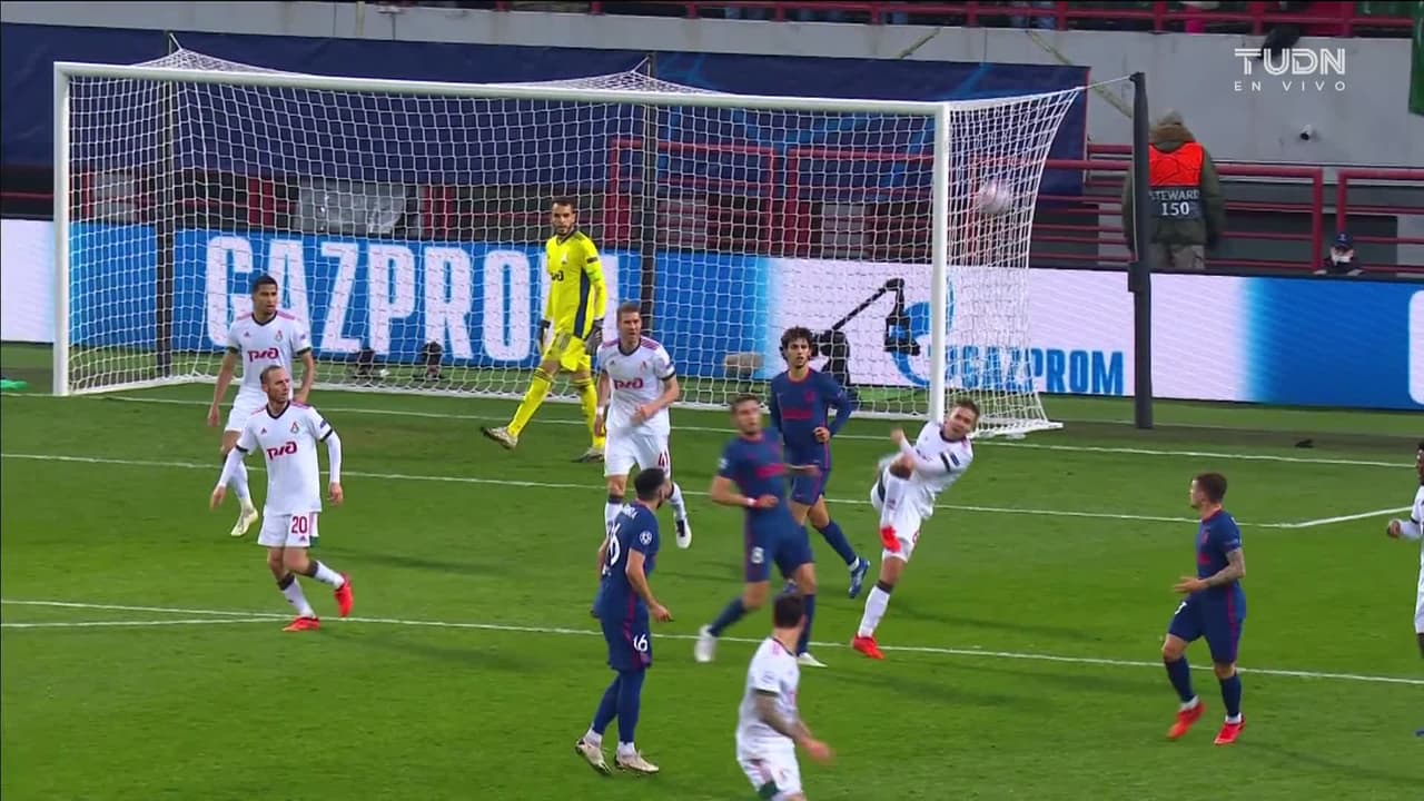 Tarjeta amarilla. El árbitro amonesta a Saúl Ñíguez de Atlético de Madrid.