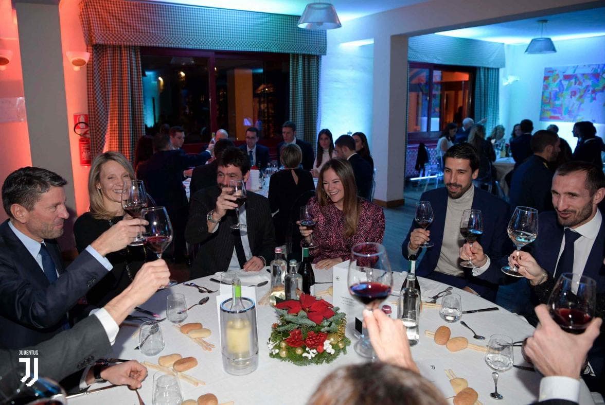 La reunión tuvo muy buena comida así como bebida. Acá, los jugadores en el momento del brindis.