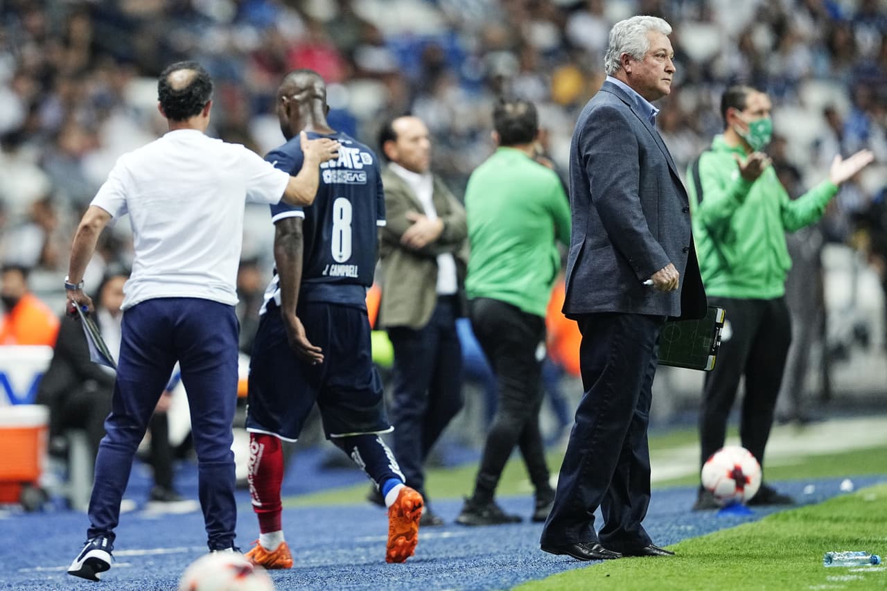 El último toque en el área y la definición fueron una constante en el segundo tiempo. Rayados y Santos perdonaron hasta el cansancio. Campbell se iba expulsado al 75’.