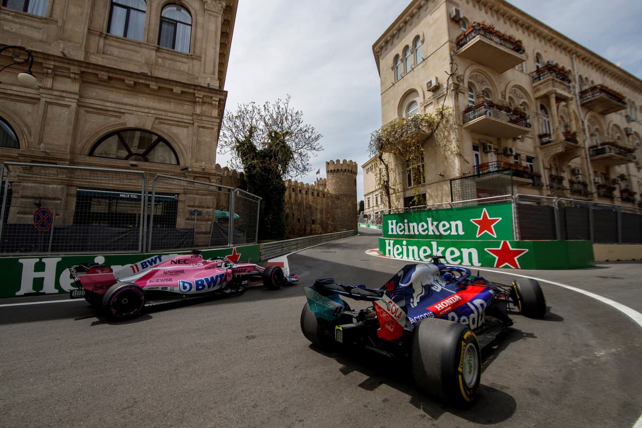 Postales de la jornada de entrenamientos del Gran Premio de Azerbaiyán, la tercera carrera de la temporada en la que se vive una mezcla de intensidad por los resultados con los paisajes de Bakú.