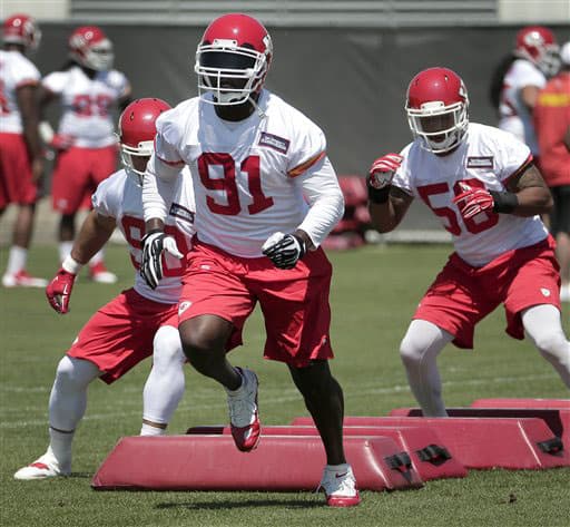 El veterano linebacker Tamba Hali se siente saludable tras su problema en la rodilla (AP-NFL).