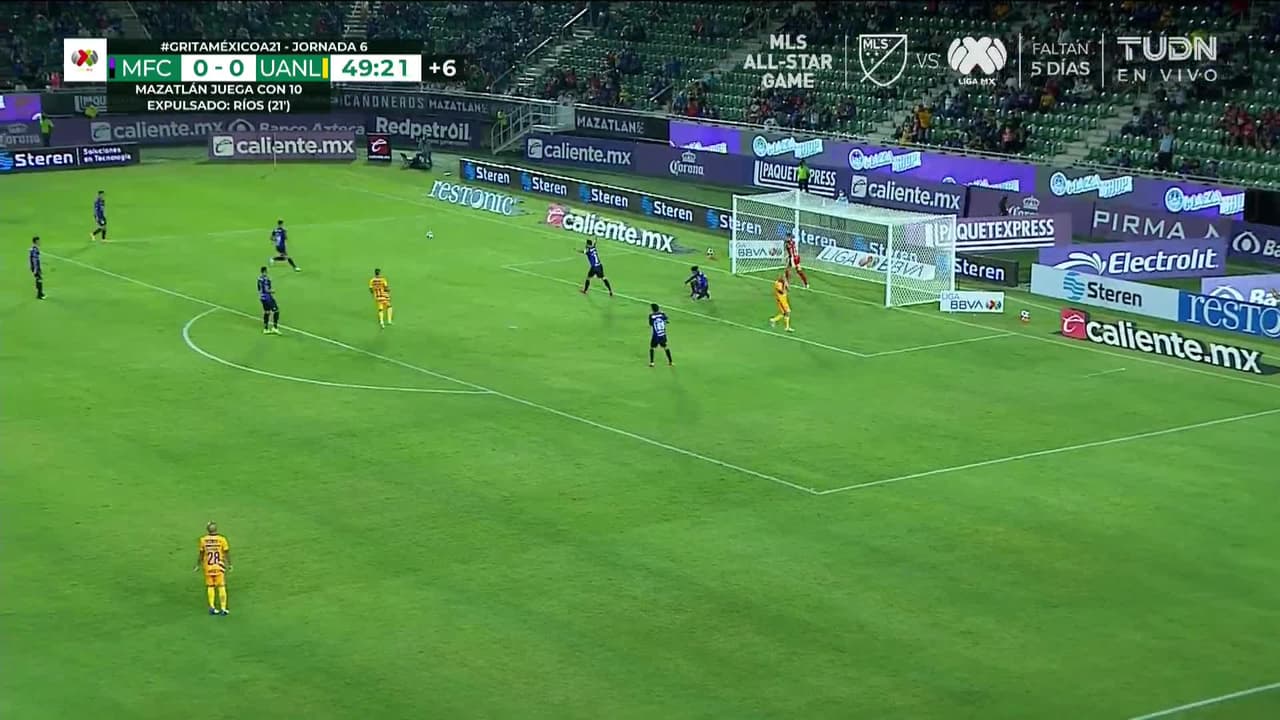 ¡CERCA! Carlos González disparó que se estrella en el poste.