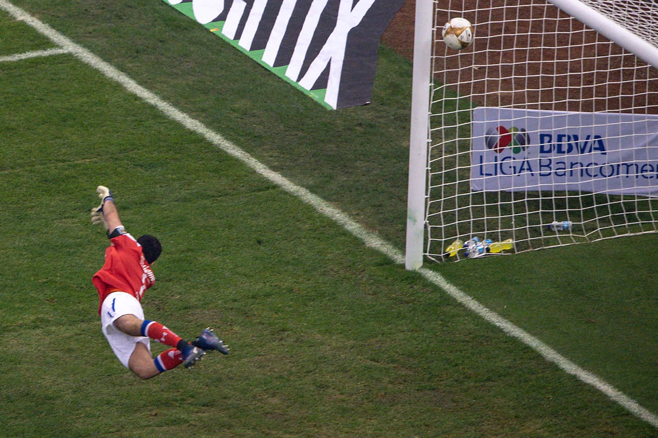 Y con ese cañonazo, logró abrir el marcador el defensor americanista haciendo pagar cara la afrenta de Corona con un gol al ángulo superior derecho.