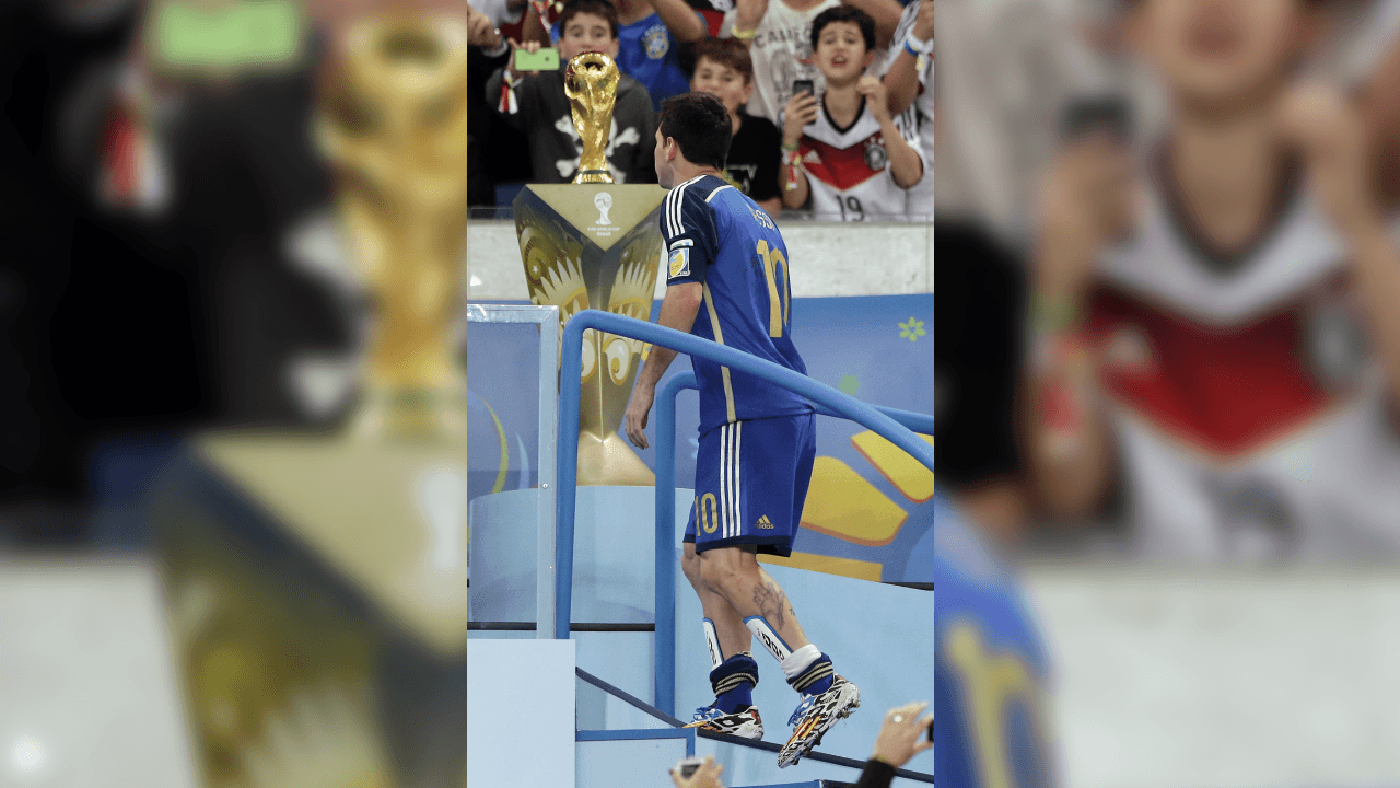 <b>Messi, destrozado </b>
<br>- El argentino jugó su primera Final de Copa del Mundo y terminó frustrado.
<br>- Aquella imagen de Lionel caminando por las escaleras con el trofeo a un lado, es impactante.
<br>- No se sabe si el argentino pueda volver a jugar otra Final por el título mundial, pero aquella vez se quedó muy cerca.