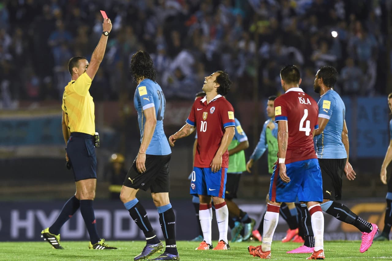 El hecho de ser víctima constante de la violencia ha vuelto a Valdivia un jugador rebelde que de vez en cuando también reparte candela para demostrar que ingenuo no es.