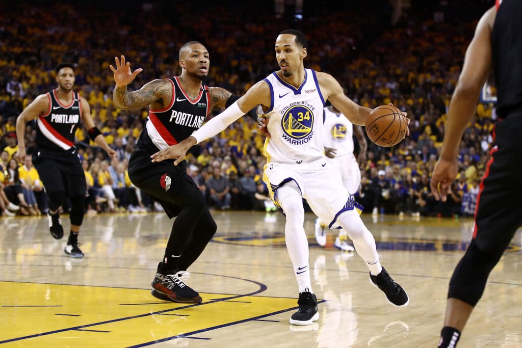 El dos veces MVP de la NBA superó al estelar dueto de Portland compuesto por Damian Lillard y CJ McCollum, quienes apenas se combinaron para encestar 11 de 31 disparos ante una sólida defensa de Golden State.